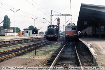 SP30-178 i EP05-29 z ekspresem "Berolina", oczekuje na wyjazd do Berlina. Lato 1987