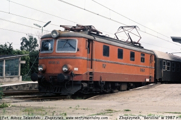 EP05-29 z ekspresem "Berolina" odjeżdża do Berlina. Lato 1987.
