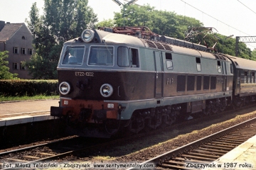 ET22-1002 mająca sterowanie wielokrotne (tak jak 1001) z pospiesznym Berlin - Warszawa, przy peronie trzecim w Zbaszynku.