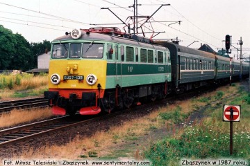 EU07-139 z pośpiesznym Warszawa - Berlin, dojeżdża do peronu drugiego w Zbąszynku. Lato 1987.