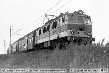 EU07-139 z Poznania do Zielonej Góry, opuszcza Zbaszynek. Wrzesień 1987.