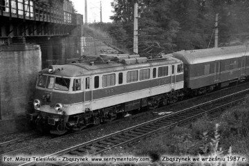 EU07-180 z osobowym Rzepin - Poznań wjeżdża do Zbąszynka. Lato 1987.