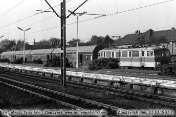 EU07-025 przy peronie pierwszym, z osobowym do Poznania 03.10.1987.