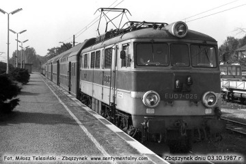 EU07-025 przy peronie pierwszym, z osobowym do Poznania 03.10.1987.