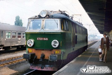ET22-845 przy peronie drugim. 11.05.1986