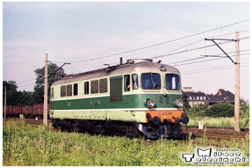 ST43-264 wjeżdża z Leszna. Lato 1987
