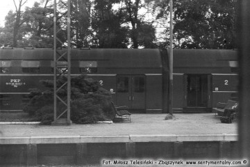 Lipiec 1987. Fragment składu Bipa (Bhp) przy peronie trzecim do Leszna.