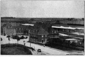 Widok dworca kolejowego z 1931 roku. Część budynku symetryczna do poczty wybudowana w 1930 roku, już pełni swoją rolę, natomiast łącznik do reszty budynku dworcowego dopiero w planach.
