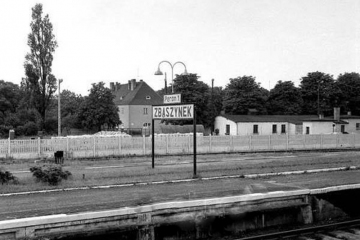 Końcówka peronu drugiego w latach 60 tych. W oddali po prawej po niemiecki barak, zastąpiony przez jednopiętrowy budynek P.K.P..