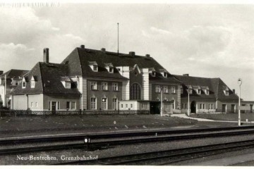 Widok dworca osobowego z 1931 roku od strony torów. Przejście naziemne zastąpiono tunelami dopiero za 13 lat.