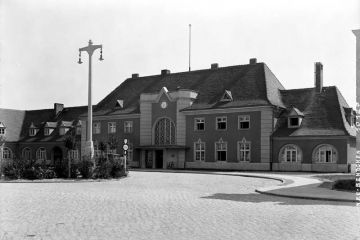 Dworzec w 1930 roku. Prawe skrzydło nie połączone z częścią główną już stoi, komin w prawej części już podwyższony.