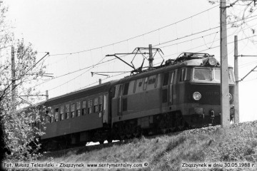 ET22-813 z osobowym z Poznania, minęła nastawnię "Chlastawa" w dniu 30.05.1988.