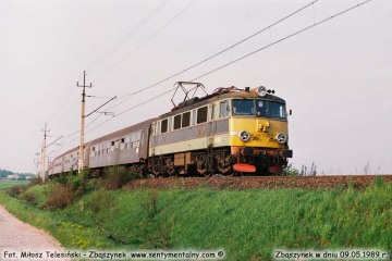 EU-07 083 z osobowym Poznań - Zielona Góra opuszcza Zbąszynek w dniu 09.05.1989.
