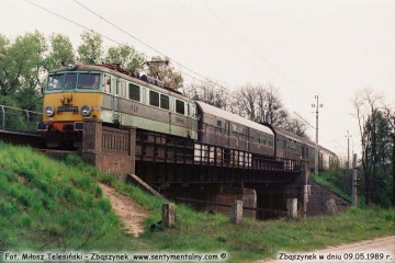 EU07-084 z Zielonej Góry do Poznania wjeżdża do Zbąszynka po minięciu nastawni "Kosieczyn" w dniu 09.05.1989.