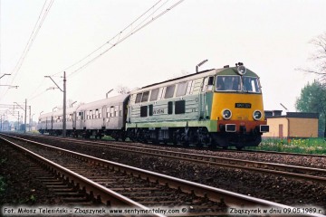 SP45-226 z osobowym w stronę Międzyrzecza, opuszcza Zbąszynek w dniu 09.05.1989.