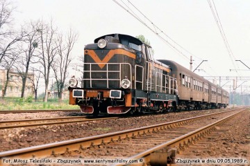 SP42-237 z osobowym z Leszna, wjeżdża do Zbąszynka w dniu 09.05.1989.