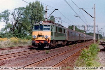 EU07-083 z osobowym, wjeżdża do Zbąszynka od strony Poznania w dniu 09.05.1989. Relacja Poznań - Jelenia Góra.