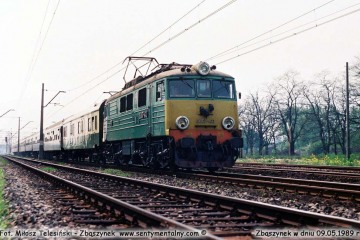 EU07-413 z pośpiesznym Berlin - Warszawa opuszcza Zbąszynek w dniu 09.05.1989.