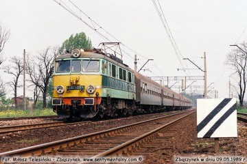 EU07-084 z osobowym Poznań - Jelenia Góra wjeżdża do Zbąszynka w dniu 09.05.1989.