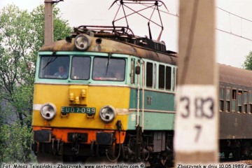 EU07-099 z Poznania do Jeleniej Góry, wjeżdża do Zbąszynka w dniu 10.05.1989.