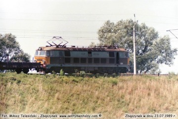 ET22-380 z towarowym, wyjeżdża ze Zbąszynka w dniu 23.07.1989.