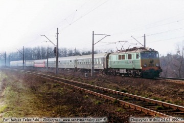 EU07-348 z pośpiesznym Berlin - Warszawa opuszcza Zbąszynek w dniu 24.02.1990