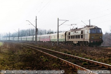 ET22-587 z pośpiesznym Berlin - Warszawa, opuszcza Zbąszynek w dniu 24.02.1990.