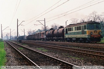 ST43-222 z towarowym, wyjeżdża do Międzyrzecza w dniu 23.07.1990.