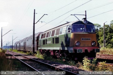 SP45-205 z osobowym do Leszna, wyjeżdża ze Zbąszynka w dniu 23.07.1990.