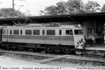 EU07-182 z Poznania do Rzepina, w Zbąszynku przy peronie drugim 12.07.1991