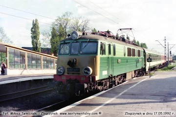 EU07-471 z pociągiem POŚPIESZNYM "Berolina Berlin - Warszawa, wjeżdża do Zbąszynka po zmianie klasyfikacji z Expresu w dniu 17.05.1992.
