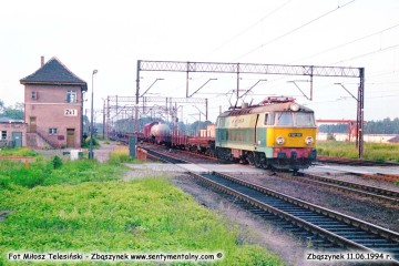 ET22-581 przejeżdża przez dworzec osobowy w Zbąszynku w dniu 11.06.1994.