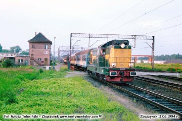 SP32-088 z Międzyrzecza, zbliża się do peronów w dniu 11.06.1994.