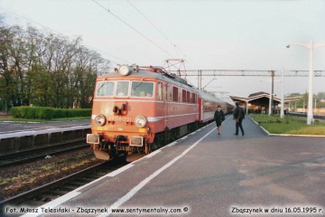 EP08-001 z "Lubuszaninem" Zielona Góra - Warszawa wjeżdża na peron trzeci w Zbąszynku 16.05.1995.