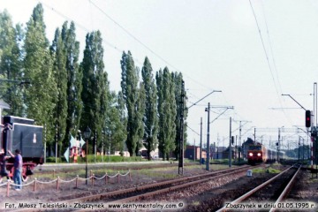 EP09-023 z ekspresem Berlin - Warszawa "Berolina", zbliża się do peronów w dniu 01.07.1995