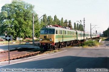 EU07-189 z osobowym Rzepin - Poznań wjeżdża w perony w dniu 19.06.2003.