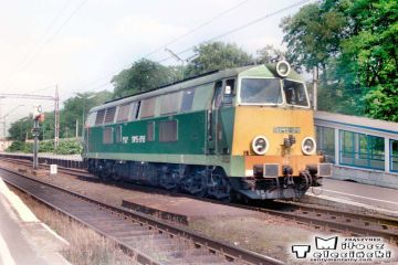 SU45-048 objeżdża do pociągu w kierunku Leszna w dniu 23.08.1994.