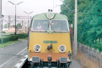 SU45-048 dojeżdża do pociągu w kierunku Leszna w dniu 23.08.1994.