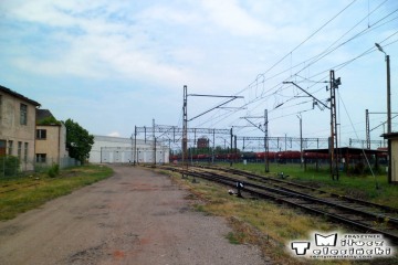 W drodze do lokomotywowni, po lewej wagonownia, 19.05.2016 .
