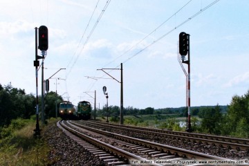 Pociąg osobowy z Frankfurtu do Poznania zbliża się do nastawni Dąbrówka w dniu 06.08.2002. Tego dnia w tym miejscu był ruch jedno torowy, po obsunięciu się nasypu.
