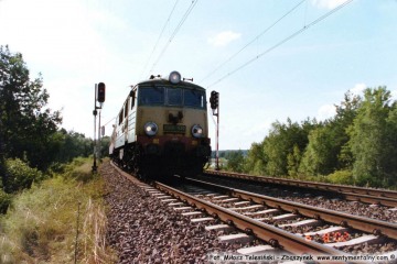 Pociąg osobowy z Frankfurtu do Poznania zbliża się do nastawni Dąbrówka w dniu 06.08.2002. Tego dnia w tym miejscu był ruch jedno torowy, po obsunięciu się nasypu.
