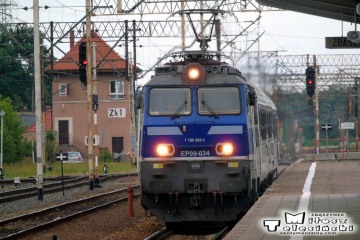 Pociąg IC z lokomotywą EP09-034, wjeżdża w perony. 01.07.2015