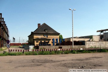 Widok na budynek biurowy lokomotywowni, po prawej zaczyna się wagonownia. 25.05.2009