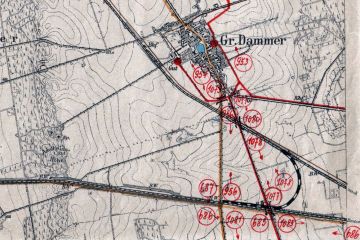 1902. Sytuacja z 1920 -29, na podkładzie mapy z 1902 roku . Niemiecki geodeta naniósł tymczasowy odcinek toru w kształcie łuku w kierunku Międzyrzecza, czynny do 1930 roku, do otwarcia dworca osobowego w Zbąszynku.