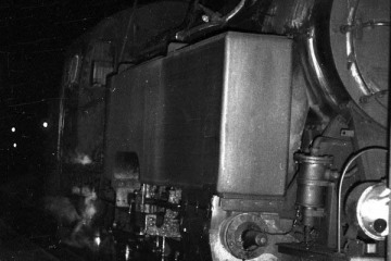 Kępno 28.01.1990. Tkt48-137 z pierwszym rano pociągiem do Namysłowa.