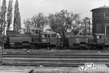 Od lewej: Tkt48-132, Tkt48-88 przy lokomotywowni Międzyrzecz w dniu 02.06.1987