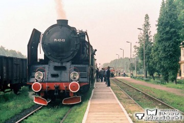 Pt47-13 Stalowa Wola - Rozwadów - Lublin, na stacji Leśniczówka 30.06.1988. Z okazji zakończenia pracy parowozów w Lubelskiej D.O.K.P., do pociągu planowego podczepiono parowóz. Otwarto również nową halę przy lokomotywowni.