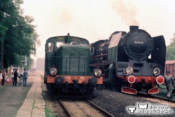 Pt47-13 Stalowa Wola - Rozwadów - Lublin, na stacji Niedrzwica w dniu 30.06.1988. Z okazji zakończenia pracy parowozów w Lubelskiej D.O.K.P., do pociągu planowego podczepiono parowóz. Otwarto również nową halę przy lokomotywowni. Po lewej SM30-175