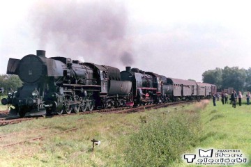 Pociąg specjalny w planowym zdawczym na trasie Ostrów - Krobia w dniu 10.09.1988. Parowóz jako pierwszy Ty2-331 z Jarocina 32D43-177, Parowóz jako drugi Ty45-379 ze Zbąszynka 27D47-35.