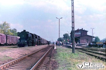Kobylin. Pociąg specjalny w planowym zdawczym na trasie Ostrów - Krobia w dniu 10.09.1988. Parowóz jako pierwszy Ty2-331 z Jarocina 32D43-177, Parowóz jako drugi Ty45-379 ze Zbąszynka 27D47-35.